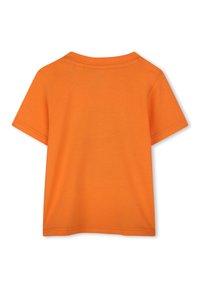 T-shirt per bambini a maniche corte in vivace cotone arancione, con scollatura rotonda e costruzione semplice con orlo cucito.