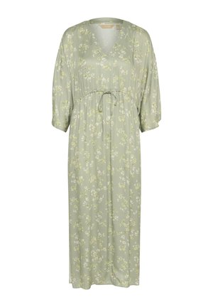 Világos zöld ruha virágmintával, V-nyakkivágással, rövid ujjakkal, rakott derékkal, állítható kötővel és teljes hosszú, lágy eséssel.