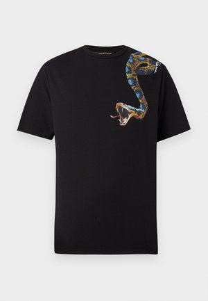 T-shirt noir à manches courtes avec un motif coloré de serpent enroulé de l'épaule à la poitrine, bouche ouverte et langue tirée.