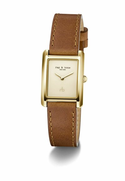 Zlatý obdélníkový hodinky s béžovým ciferníkem, hnědým koženým páskem a prošívanými detaily. Název značky "rag & bone" zobrazen na ciferníku.