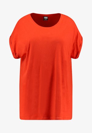 Tricou roșu, cu croială lejeră, realizat dintr-un material fin. Are un guler rotund și mâneci scurte rulate. Fără modele sau accente suplimentare.