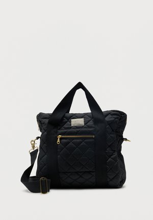 Čierna prešívaná plátená taška s predným vreckom na zips, hrubými rúčkami a nastaviteľným ramenným popruhom so zlatými detailmi kovania.