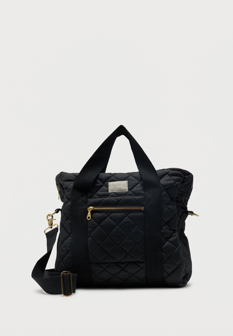 Borsa tote in tessuto trapuntato nero con tasca anteriore con zip, manici spessi e tracolla regolabile con dettagli in metallo dorato.