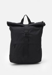 Mochila negra de tipo roll-top hecha de un tejido duradero. Cuenta con un cierre de hebilla en la parte frontal y un asa de transporte en la parte superior. Diseño minimalista sin patrones visibles.