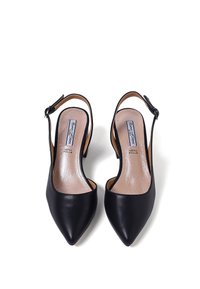 Tacchi slingback in pelle nera con punta affilata, texture liscia, fibbia regolabile e soletta color nude. Design elegante per abbigliamento formale.