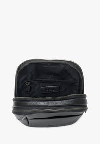 Černá kožená taška se zipovým uzávěrem, s hladkým povrchem a podšívkou. Obsahuje malou zipovou kapsu uvnitř.