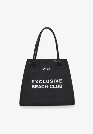 Bolso tote negro con asas dobles, texto "V°73 EXCLUSIVE BEACH CLUB" en blanco en el frente, tela texturizada, detalles en metal dorado.