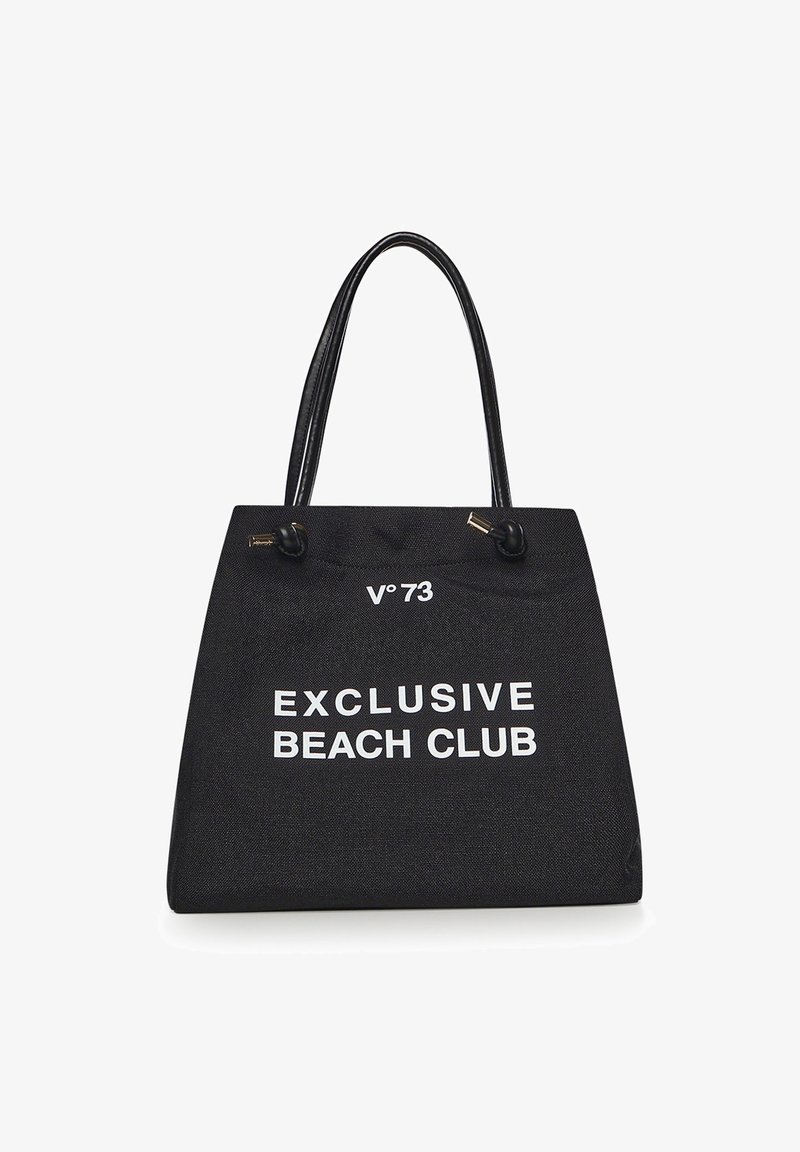 Sac cabas noir avec double poignées, texte "V°73 EXCLUSIVE BEACH CLUB" en blanc sur le devant, tissu texturé, accents de quincaillerie dorée.