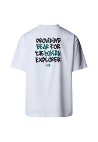 T-shirt bianco a maniche corte con testo in stile graffiti nero e verde "Fornire attrezzatura per l'esploratore moderno" e il logo The North Face sulla schiena.
