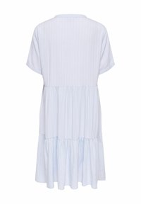 Robe bleu clair à manches courtes et à étages, coupe ample avec une subtile texture à rayures verticales, vue de dos.