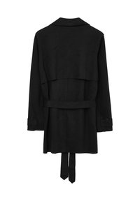 Cappotto trench nero con aletta posteriore, cintura e dettagli ai polsini. Realizzato in materiale morbido, presenta un colletto classico e una silhouette dritta.