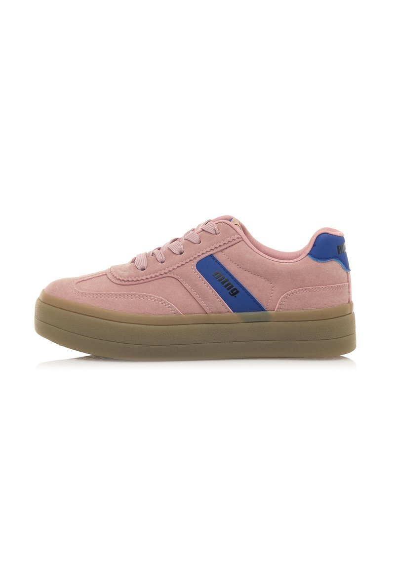 Zapatilla de ante rosa con una franja de acento azul, punta redonda, suela plana de goma y seis ojales rosas para los cordones. Vista lateral.
