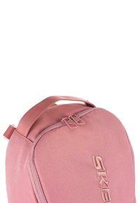 Mochila rosa con forma redondeada, tela texturada, cierre de doble cremallera y un asa superior para un fácil transporte.