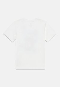 Jemná biela tričko s krátkym rukávom rozložené na plochu, zobrazuje zadnú stranu s okrúhlym výstrihom a bez viditeľných log alebo dizajnov.