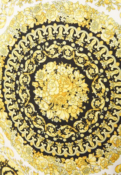 Tissu noir avec des motifs floraux dorés complexes et des bordures décoratives ; présente des roses et de petites fleurs dans des designs tourbillonnants.