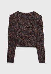 Kratka dolga majica s dolgimi rokavi v rjavem in črnem leopardjem vzorcu, položena na svetlo ozadje.