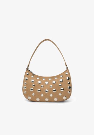 Borsa a tracolla in camoscio color cuoio con una forma curva, decorata con borchie metalliche argentate distribuite uniformemente sulla parte frontale e dotata di un'unica tracolla.