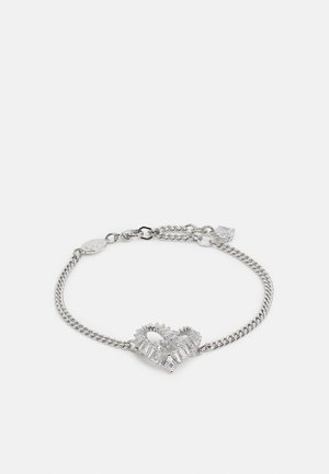 Bracelet en chaîne argentée avec un centre en forme de cœur orné de pierres angulaires claires, créant un design géométrique et texturé.