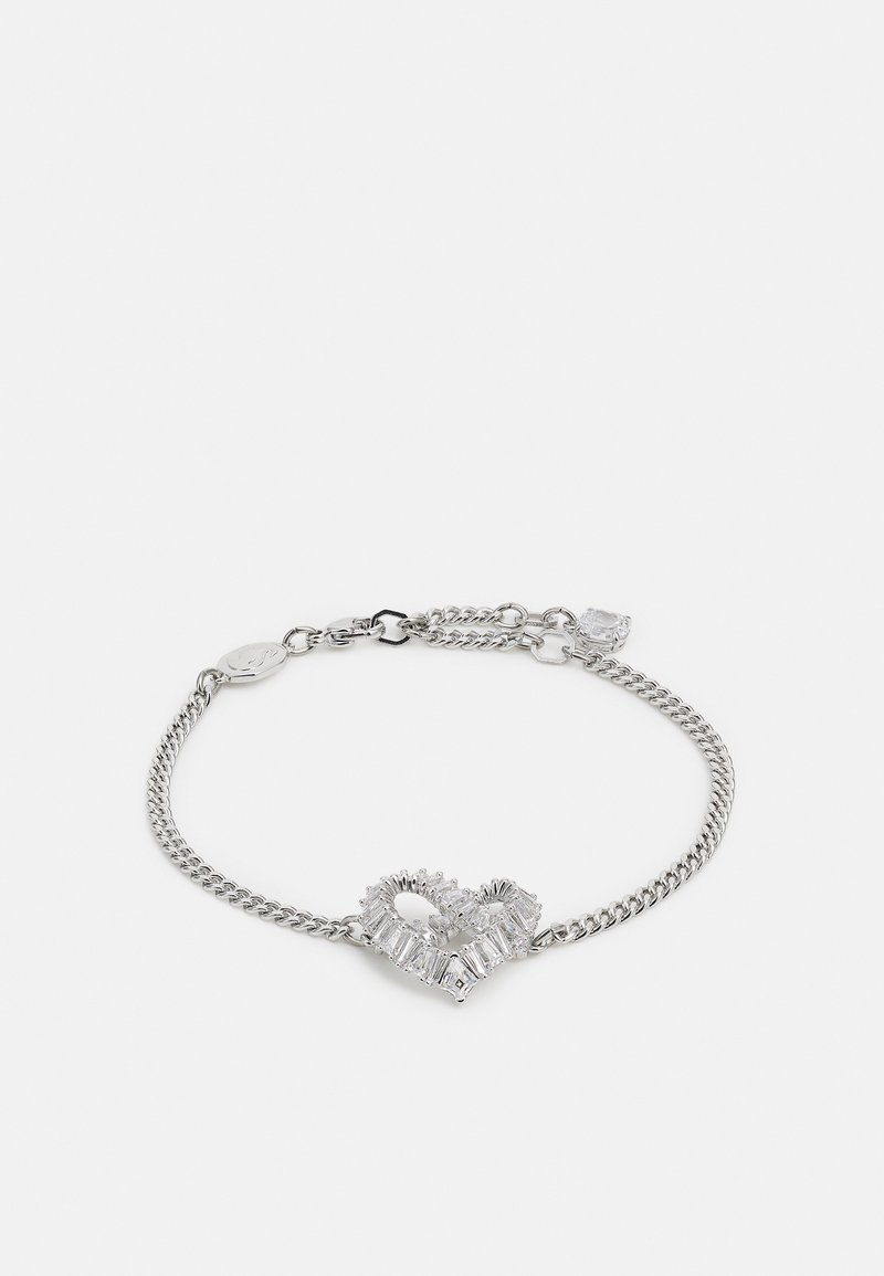 Ezüst lánc karkötő szív alakú középponttal, amelyet tiszta, szögletes kövek díszítenek, létrehozva egy geometrikus, textúrált mintázatot.