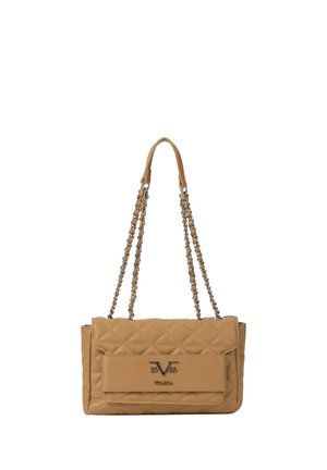 Tan gewatteerde leren handtas met ketting- en leren banden, voorvak en metalen logo-embleem.
