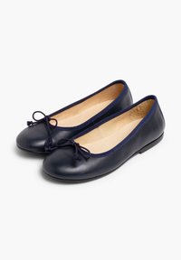 Ballerine in pelle blu navy con punta rotonda, interno morbido e un piccolo fiocco decorativo sulla parte anteriore. Soletta bassa e flessibile per un maggiore comfort.