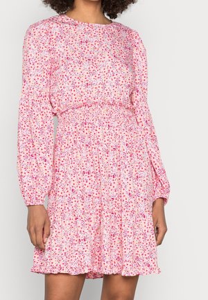 Blommig rosa klänning med långa ärmar, smockad midja och volangslut. Har ett spritt mönster av röda och lila blommor på ett mjukt tyg.