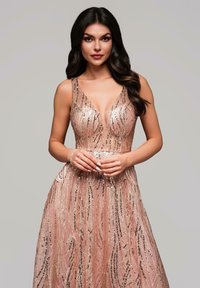 Abito da sera color rosa pallido con scollo a V profondo, adornato con perline metalliche e paillettes disposte in motivi a onda, caratterizzato da un corpetto aderente e una gonna svasata.