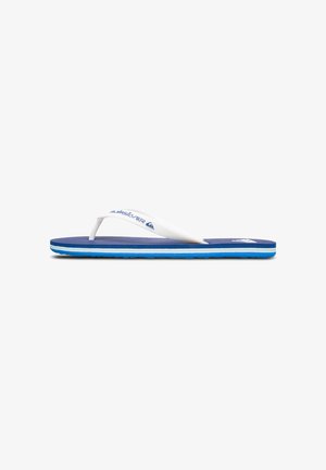 Sinine flip-flop, millel on tekstuuriga tallaplaat, valge kummist sõrmus ja kihiline sinine allosa. Sõrmusel ja tallaplatsil on logo.