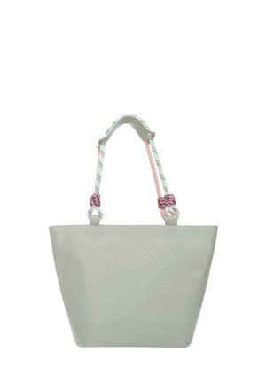 Bolso tote gris claro con logotipo circular en relieve y asas dobles trenzadas de cuerda en colores pastel con nudos rosas.