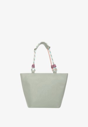 Bolso tote gris claro con logotipo circular en relieve y asas dobles trenzadas de cuerda en colores pastel con nudos rosas.