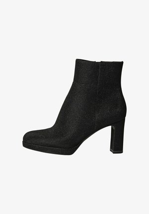 Bottines noires en tissu texturé avec un subtil éclat. Présentent un bout carré, un talon bloc haut, et un design lisse et épuré.