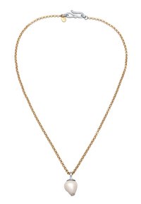 Collier en chaîne doré avec un pendentif en perle blanche en forme de goutte, agrémenté de accessoires en métal argenté et d'un fermoir homard.