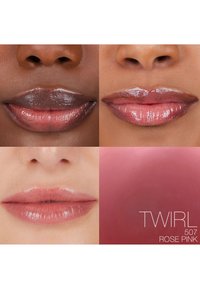 Fire nærbilleder af læber med en blank finish. Nuancerne spænder fra dyb brun til blid pink, mærket "TWIRL 507 ROSE PINK".