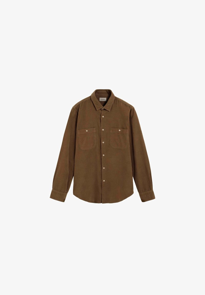 Camisa marrón de botones hecha de pana, con cuello puntiagudo, mangas largas, dos bolsillos en el pecho y un dobladillo recto.