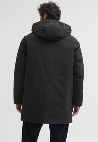 Černý nepromokavý parka s kapucí, s rovný střihem, dlouhými rukávy a hladkou texturou. Minimalistický design, žádné viditelné vzory.