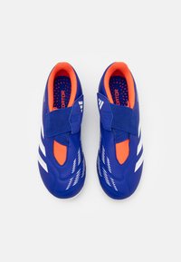 Zapatos sintéticos azules con acentos naranjas, cierre de correa, rayas blancas y un diseño texturizado en los laterales.