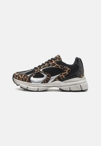 Sneaker con stampa leopardata realizzata in materiali mesh e suede, con accenti argentati, dettagli neri, suola spessa e design con lacci.
