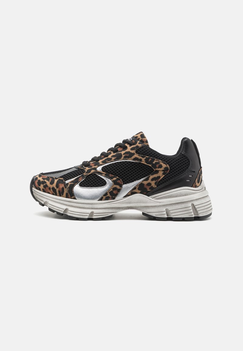 Sneaker con stampa leopardata realizzata in materiali mesh e suede, con accenti argentati, dettagli neri, suola spessa e design con lacci.