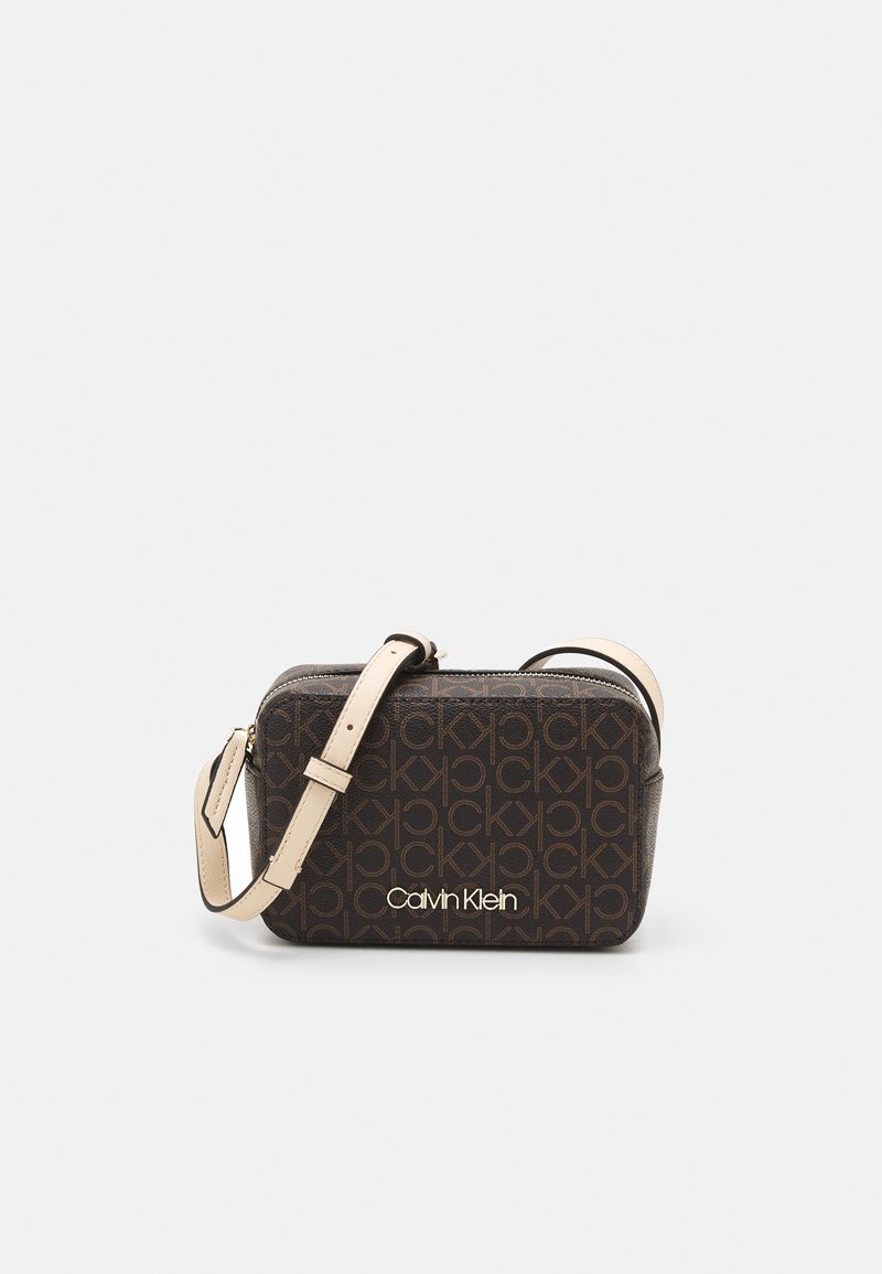 Borsa rettangolare marrone con motivo a logo goffrato, rifiniture crema e tracolla regolabile. Presenta il marchio color oro sulla parte anteriore.