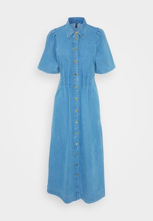 Šviesiai mėlynas džinsinis suknelė su trumpomis pūkuotomis rankovėmis, priekyje užsegama mygtukais su auksiniais mygtukais, ir vidutinio ilgio dizainas su nežymiais šonų siūlais.