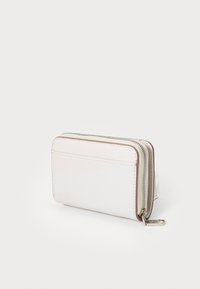 Portafoglio bianco lucido, forma rettangolare, con chiusura a zip, slot per carte e sottili dettagli bronzo sui bordi. Texture liscia.