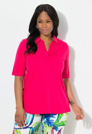 Fuchsia poloshirt met een kraag en korte mouwen, gemaakt van gladde stof; gecombineerd met gekleurde broeken met bladprint.