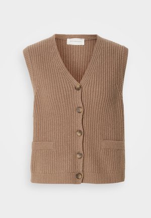Gilet sans manches en tricot gaufré couleur marron clair, avec un col en V, cinq boutons et deux poches à l'avant. Texture en tissu côtelé.