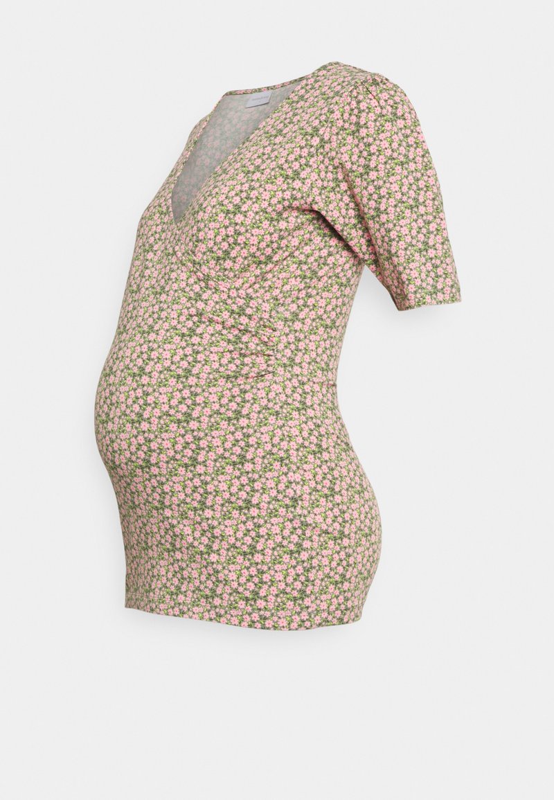 Camisola de maternidade, mangas cortas, decote em V, padrão floral com flores rosa em fundo verde, tecido elástico, design ajustado.