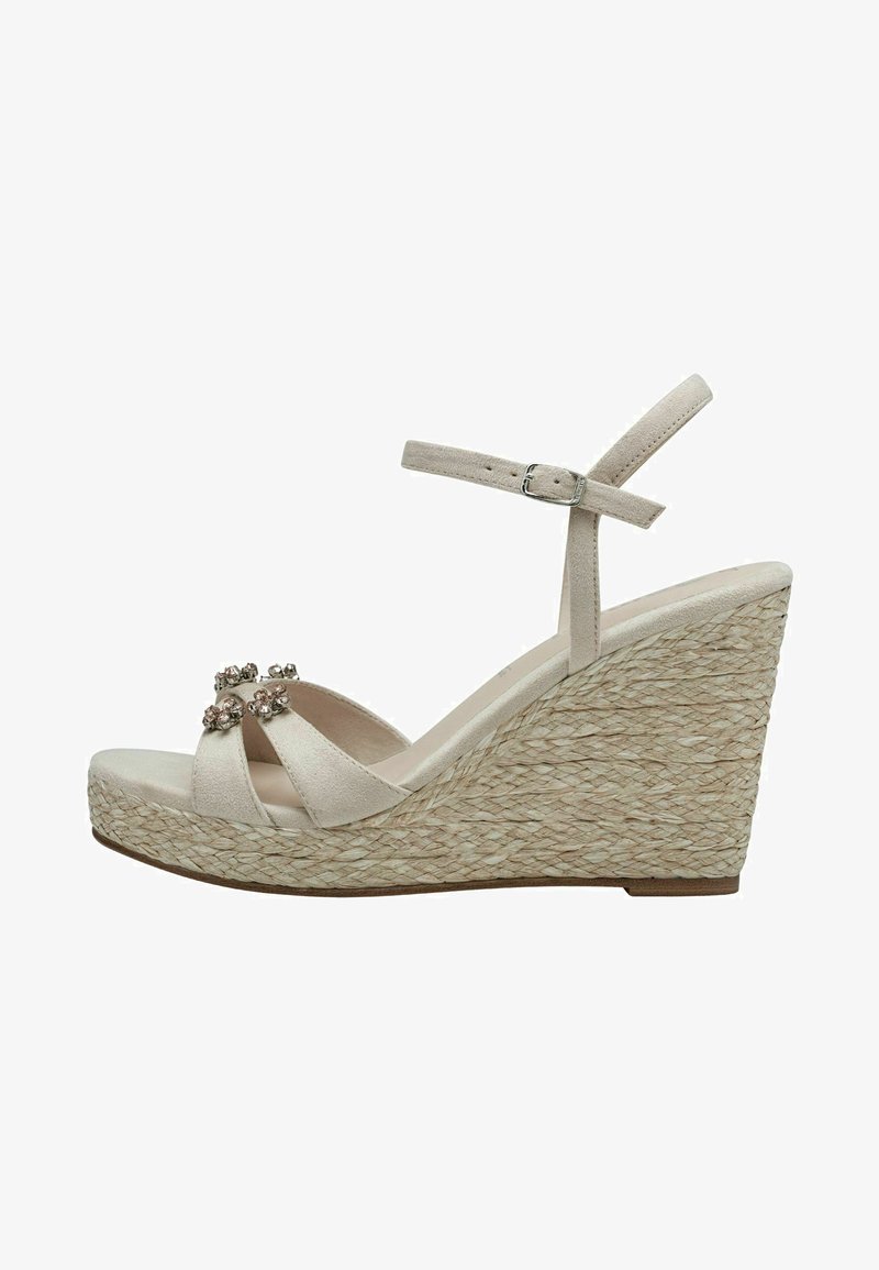 Beige kilehæle sandaler med en vævet jute-hæl, med krydsede remme dekoreret med klare ædelsten og en ankelrem med en metalspænde.