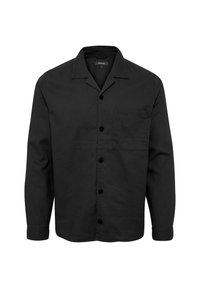 Czarna koszula z długim rękawem, wykonana z lekkiego materiału, z zapięciem na guziki, pojedynczą kieszenią na piersi i kołnierzem typu camp.