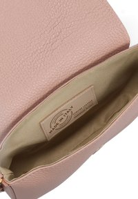 Interno della borsa in pelle testurizzata rosa chiaro con una fodera beige e un'etichetta che afferma "Made in Italy". Chiusura con cerniera.