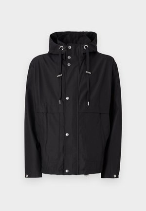 Črna nepremočljiva jakna s kapuco, sprednjimi gumbki, nastavljivimi vrvicami in dvema velikima stranskima žepoma. Gladka tekstura tkanine.