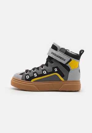 High-Top-Sneaker mit einem grauen, schwarzen und gelben Farbschema, aus Wildleder und Leder, mit Gummisohle und verstellbarem Riemen mit Markenlogo.