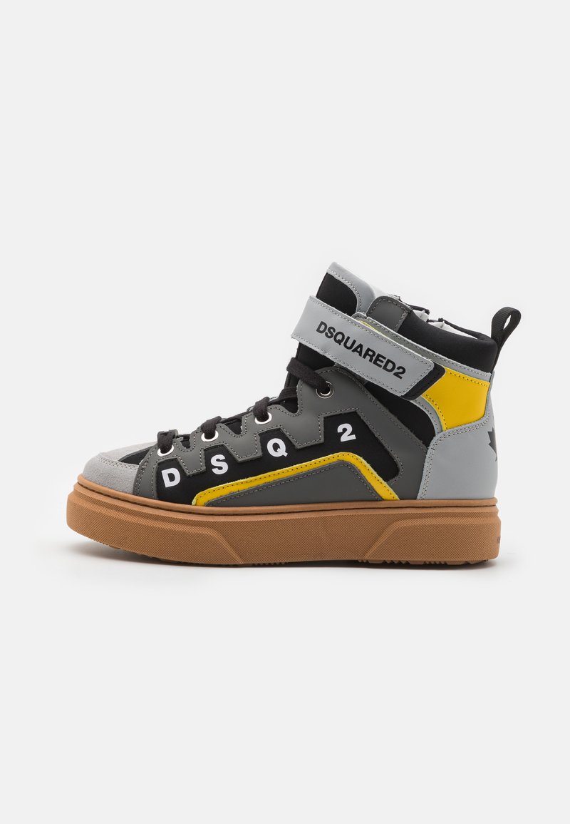 Baskets montantes présentant une palette de couleurs grise, noire et jaune, des matériaux en suède et en cuir, une semelle en caoutchouc et une sangle ajustable avec le logo de la marque.